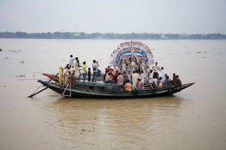 Téléchargez les photos : Adieu de l'idole de Durga visarjan en bateau dans la rivière hoostly sur Durga pooja, festival Navaratri, Calcutta maintenant Kolkata, Bengale occidental, Inde - en image libre de droit
