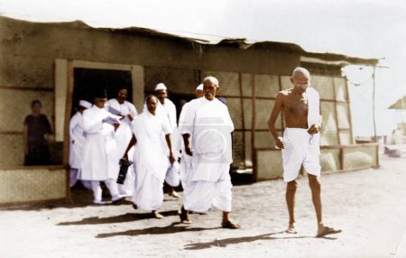 Foto de Mahatma Gandhi seguida de Sardar Vallabhbhai Patel durante el Congreso de Karachi, India, Asia, marzo de 1931 - Imagen libre de derechos