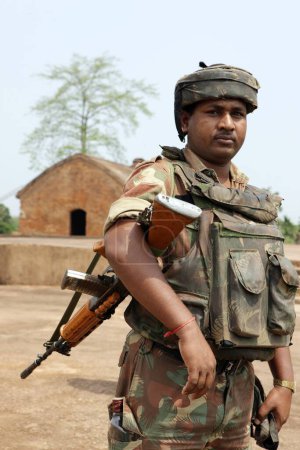 Téléchargez les photos : Commando gardant le ghar tolatol à sibsagar, Assam, Inde - en image libre de droit