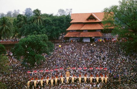 Téléchargez les photos : Thiruvambadi, Trichurpooram pooram, Elephants March procession of bejeweled temple Festival, puram maidan, Kerala, Inde - en image libre de droit