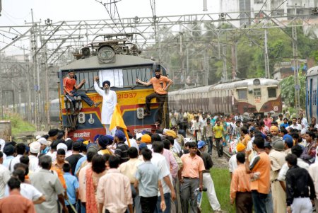 Téléchargez les photos : Sikhs bloquant les trains protestant pour dera saccha sauda à Mulund, Bombay, Mumbai, Maharashtra, Inde - en image libre de droit