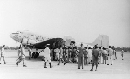 Foto de Jawaharlal Nehru y Sardar Vallabhbhai Patel a su llegada al aeródromo en Calcuta, 1946, India - Imagen libre de derechos