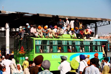 Foto de Personas que viajan en la azotea del autobús en Punjab, India - Imagen libre de derechos