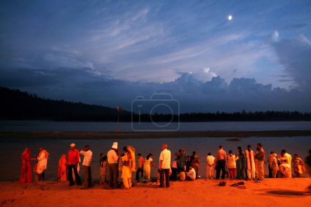 Téléchargez les photos : Les dévots qui font les prières sacrées du soir de la rivière Ganga sur les rives de la rivière à Rishikesh dans l'Uttaranchal, Inde - en image libre de droit