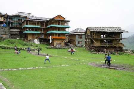 Foto de Niños jugando cricket, Sarchi Village, Tirthan Valley, Himachal Pradesh, India, Asia - Imagen libre de derechos
