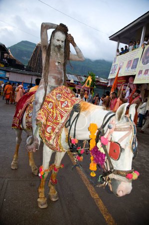 Téléchargez les photos : Naga baba sadhu à cheval, Nasik, maharashtra, Inde, asie - en image libre de droit