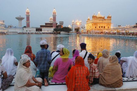 Téléchargez les photos : Célébration du baisakhi au temple d'or, Amritsar, Punjab, Inde - en image libre de droit