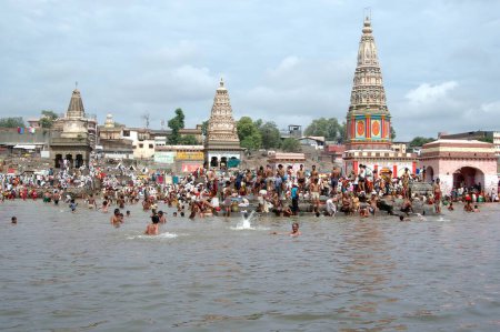 Foto de Multitud en el río Chandrabhaga en el festival Ashadhi Ekadashi en Pandharpur, Dist-Sholapur, Maharashtra, India - Imagen libre de derechos