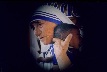 Téléchargez les photos : Mère Teresa tenant Babay - en image libre de droit