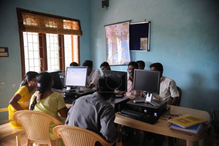 Téléchargez les photos : Hommes et femmes ruraux qui exploitent des ordinateurs de ngo kshtriya gramin services financiers par la fondation IFMR, Thanjavur, Tamil Nadu, Inde - en image libre de droit