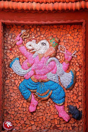 Téléchargez les photos : Statue décorative du seigneur Ganesha réalisée par des tuiles - en image libre de droit