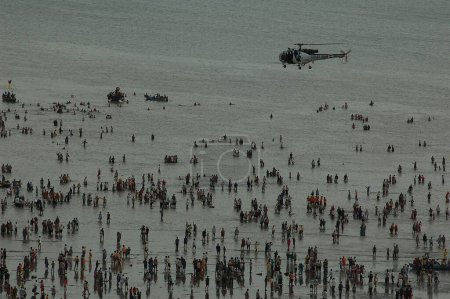 Téléchargez les photos : Hélicoptère à Chowpatty, immersion Ganapati, Anant Chaturdashi, Bombay Mumbai, Maharashtra, Inde - en image libre de droit