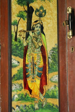 Foto de Patrimonio; pintura de vidrio del Señor Krishna en la puerta de madera almira; Mota Devalia; distrito Amreli; Saurashtra; Gujarat; India - Imagen libre de derechos