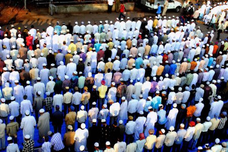 Téléchargez les photos : Bakra eid namaz à la station bandra, Bombay, Mumbai, Maharashtra, Inde - en image libre de droit