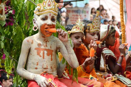 Téléchargez les photos : Garçons déguisés en Hanuman savourant des bonbons glacés en procession de Ramnavami _ Jodhpur Rajasthan Inde - en image libre de droit
