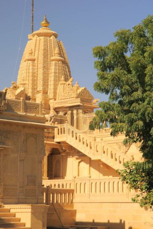 Schön geschnitzte Jain Tempelkomplex von Sandsteinen am Amarsagar Lake entfernt von Jaisalmer; Rajasthan; Indien