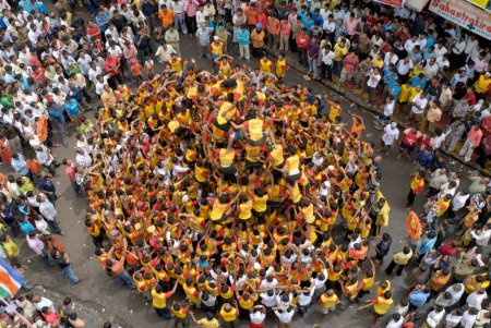 Foto de Vista aérea de la pirámide humana, Dahikala, Janmashtami janmashtmi gokul ashtami govinda festival, Dadar, Bombay ahora Mumbai, Maharashtra, India - Imagen libre de derechos