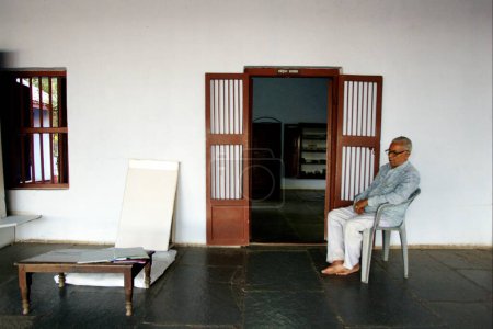 Foto de Un Gandhian también un cuidador del Ashram Sabarmati también conocido como Ashram Gandhi ubicado en las orillas occidentales del río Sabarmati; Ahmedabad; Gujarat; India - Imagen libre de derechos