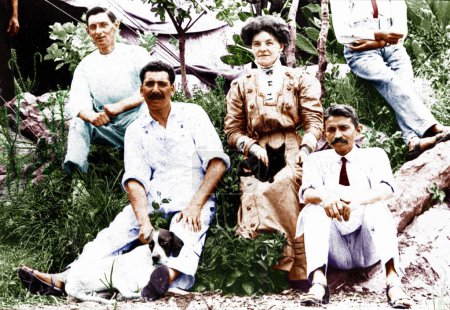 Téléchargez les photos : Mahatma Gandhi, Dr Hermann Kallenbach, M. West, Devadas Gandhi, Afrique, 1910 - en image libre de droit