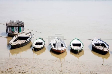 Téléchargez les photos : Six bateaux attachés sur la rive ; rivière Gange Ganges ; Assi Ghat ; Varanasi ; Uttar Pradesh ; Inde - en image libre de droit