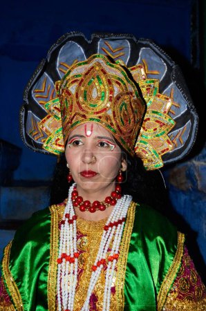 Foto de Una mujer disfrazada de Vishnu con motivo del festival Dheenga Gavar _ Jodhpur Rajastán India - Imagen libre de derechos