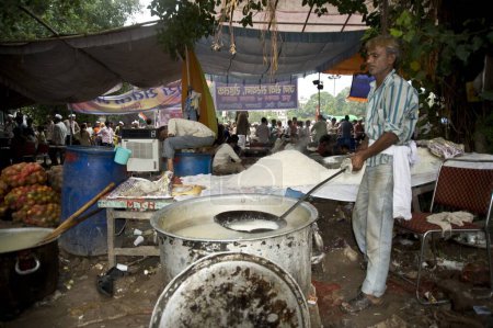 Téléchargez les photos : Homme faisant de la nourriture de riz pour les partisans de anna hazare ramlila maidan dans le nouveau delhi Inde Asie - en image libre de droit