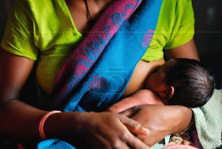 Téléchargez les photos : Tribus Ho mère nourrissant bébé, Chakradharpur, Jharkhand, Inde - en image libre de droit