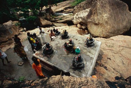 Foto de Devotos en Panchalinga en Tirumurthy hills, Tamil Nadu, India - Imagen libre de derechos