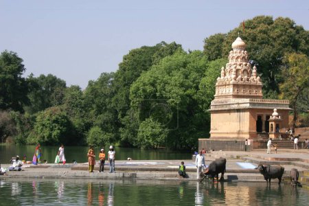 Téléchargez les photos : Temple dédié au seigneur Shiva sur les rives de la rivière Krishna ; Menauli ; Wai ; Maharashtra ; Inde - en image libre de droit