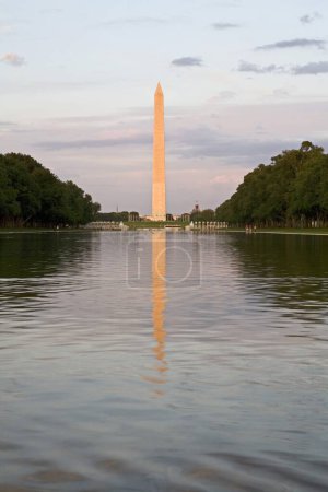 Foto de Un monumento de Washington de 555 pies de altura se eleva por encima del centro comercial en Washington DC; EE.UU. - Imagen libre de derechos