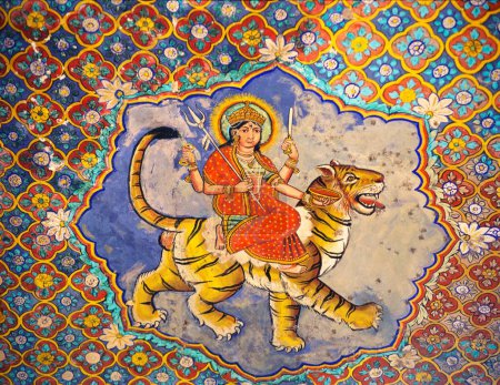 Foto de Diosa Durga montado en la pintura en miniatura tigre en el techo del palacio de Hathia Pole, Kota, Rajastán, India - Imagen libre de derechos