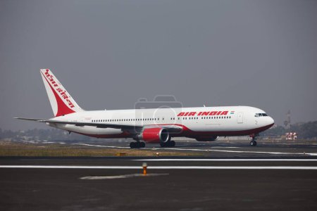 Téléchargez les photos : Taxation des Boeing 767-319 (ER) d'Air India à l'aéroport de Mumbai - en image libre de droit