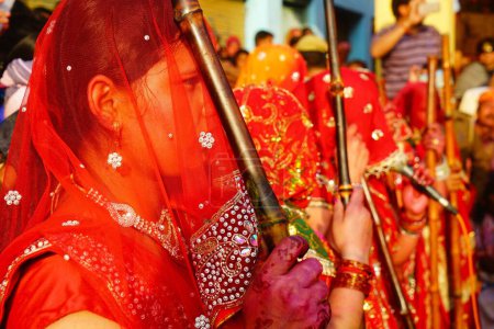 Téléchargez les photos : Femmes avec des bâtons, festival Lathmar Holi, Mathura, Uttar Pradesh, Inde, Asie - en image libre de droit