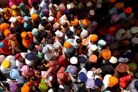 Foto de Multitud de devotos en cola durante el festival Hola Mohalla en Anandpur Sahib Gurudwara en el distrito de Rupnagar, Punjab, India - Imagen libre de derechos