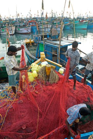 Téléchargez les photos : Bateaux de pêche à Royapuram Madras, Chennai, Tamil Nadu, Inde - en image libre de droit