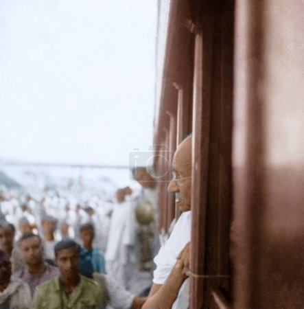 Foto de Mahatma Gandhi en tren durante su gira por Harijan en el sur de la India, Asia, enero de 1946 - Imagen libre de derechos