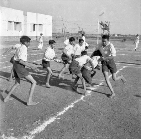 Foto de Viejo vintage negro y blanco 1900s foto de niños de la escuela india jugando kabbadi India 1940 - Imagen libre de derechos