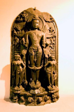 Téléchargez les photos : Statue du seigneur Vishnu du IXe siècle au bâtiment patrimonial du musée indien ; Calcutta ; Bengale occidental ; Inde - en image libre de droit