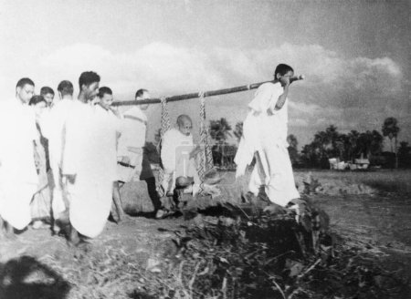 Téléchargez les photos : Mahatma Gandhi, transporté lors de sa visite des zones touchées par les émeutes du Bihar, 1947, Inde - en image libre de droit