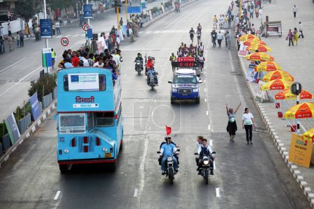 Téléchargez les photos : BEST bus appelé Vibhavari transportant du personnel des médias couvrant le marathon de Mumbai au collier Queens à Nariman point à Bombay maintenant Mumbai ; Maharashtra ; Inde - en image libre de droit