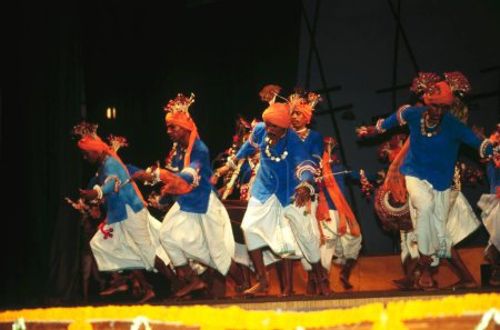 Téléchargez les photos : Hommes exécutant karma de danse folklorique indienne, Chhattisgarh, Inde - en image libre de droit