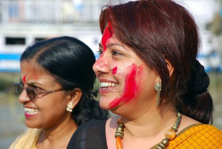 Téléchargez les photos : Les dévots féminins au moment de l'immersion Durga - en image libre de droit