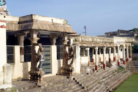 Téléchargez les photos : Le temple rupestre rupestre de Sri Kokaraneswarar et Brahadambal à Thirukokarnam ; Pudukkottai ; Tamil Nadu ; Inde - en image libre de droit