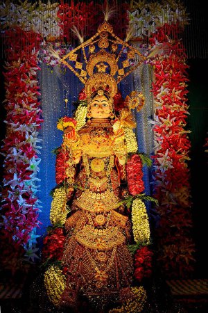 ídolo Gavar con joyas pesadas en Hatadion ka chowk con motivo del festival Dheenga Gavar Jodhpur Rajasthan India