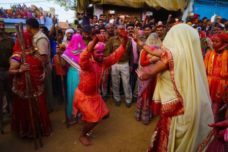 Téléchargez les photos : Hommes dansant, festival Lathmar Holi, Nandgaon, Mathura, Uttar Pradesh, Inde, Asie - en image libre de droit