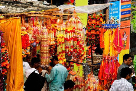 Foto de Guirnaldas de colores de flores artificiales perlas y perlas y varios artículos utilizados para decorar ídolos del Señor Ganesh, festival de Ganapati, Dadar, Bombay Mumbai, Maharashtra, India - Imagen libre de derechos