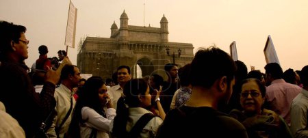 Téléchargez les photos : 3 décembre, près de Gateway of India pour protester contre les attentats terroristes du 26 novembre 2008 à Bombay Mumbai, Maharashtra, Inde - en image libre de droit