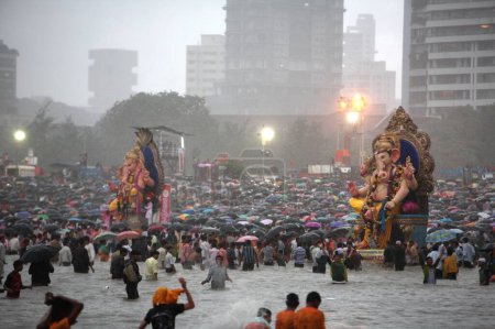 Téléchargez les photos : Lord ganesh immersion, Girgaum chowpatty, Bombay Mumbai, Maharashtra, Inde - en image libre de droit