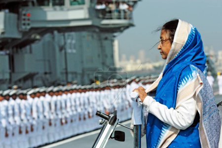 Téléchargez les photos : Mme pratibha patil inspecte la garde d'honneur ; Bombay ; Mumbai ; Maharashtra ; Inde - en image libre de droit