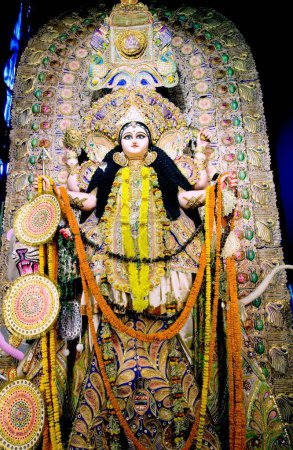 Téléchargez les photos : Mère déesse Durga image comme Jagadhatri mère de l'univers ; Calcutta ; Bengale occidental ; Inde - en image libre de droit